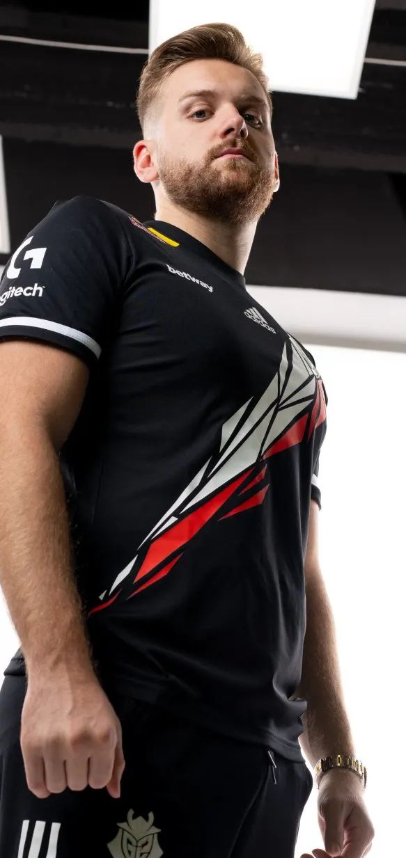 三人各自有 三人各自有